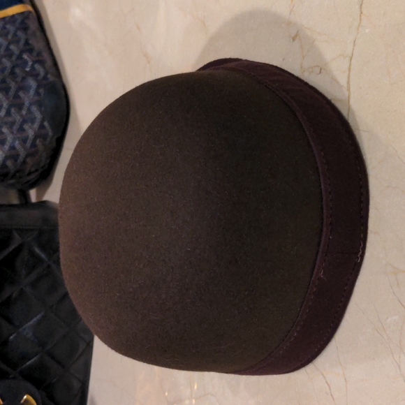 Febulous GUCCI round hat in brown with gold button - Picture 4 of 10